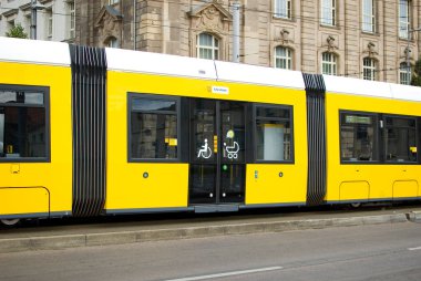 Berlin, Almanya - 13 Temmuz 2023: Berlin tramvayı.