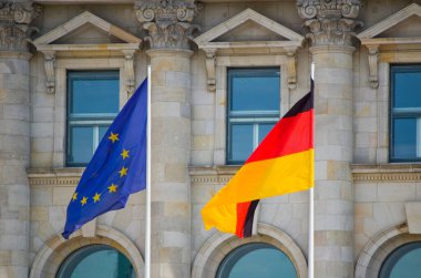 Berlin, Almanya - 13 Temmuz 2023: Alman ve Avrupa Birliği bayrakları.