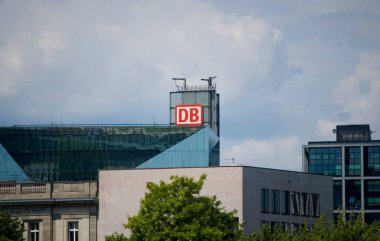 Berlin, Almanya - 13 Temmuz 2023: Deutsche Bahn bir binanın logosu.