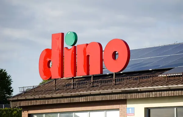 Gowarzewo, Polonya - Mayıs 2023: Dino - Polonya 'nın en büyük zincir süpermarketlerinden biri..