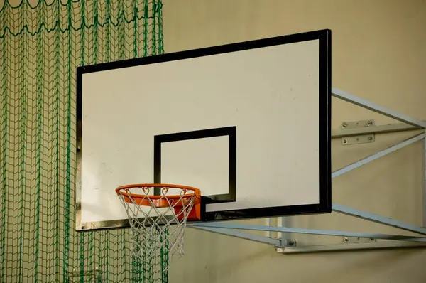 Basketbol tahtası ve okulun içinde bir sepet..