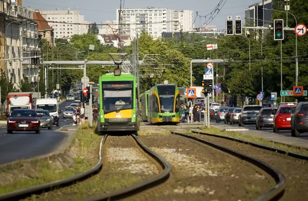 Poznan, Polonya - Haziran 2023: Tramvaylar ve arabalarla sokak manzarası.