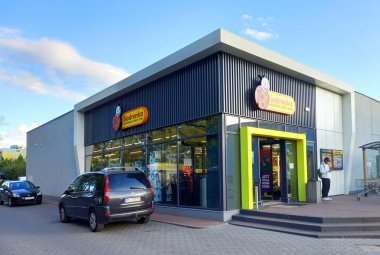 Poznan, Polonya - 28 Eylül 2024: Biedronka - Polonya 'nın en büyük zincir süpermarketlerinden biri.