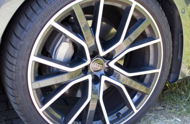 Poznan, Polonya - 22 Temmuz 2023: Audi tekerleği kapat.