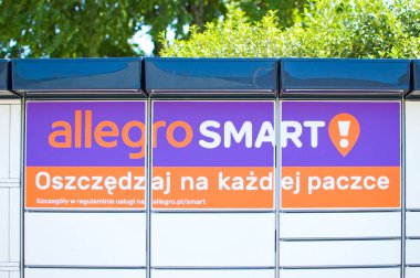 Poznan, Polonya - 22 Temmuz 2023: Allegro Smart paket dolabı.