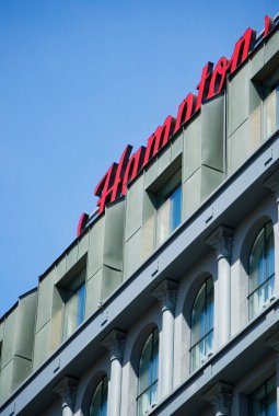 Poznan, Polonya - 2 Ağustos 2022: Hampton Hilton Otel tabelasının yanında.