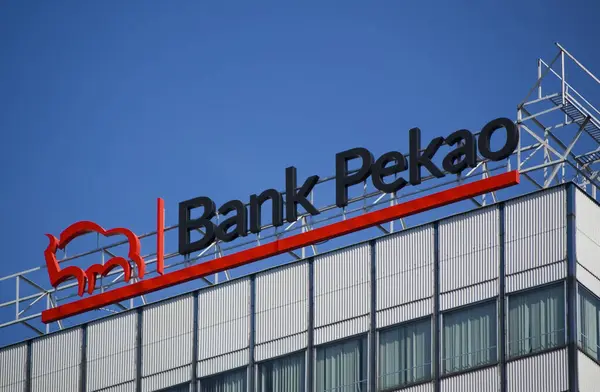 Poznan, Polonya - 14 Ağustos 2023: Pekao Bankası tabelası.