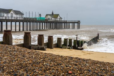 Southwold, Suffolk, İngiltere - 17 Kasım 2022 Rıhtımda bulutlu bir gün