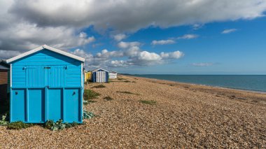 Güney Hayling, Hampshire, İngiltere - 02 Ekim 2022: Batı Sahili Kulübeleri
