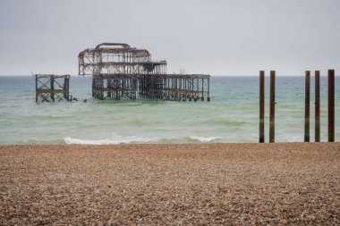 Brighton, Doğu Sussex, İngiltere 'deki yıkılan Batı İskelesi' nin kalıntıları.