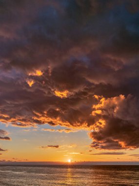 St. Ives, Cornwall, İngiltere 'deki Porthmeor Sahili yakınlarında dramatik bulutlarla gün batımı