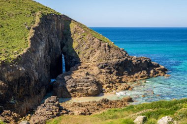 Nanjizal Beach, Cornwall, İngiltere 'deki Kelt Deniz Kıyısı ve uçurumlar