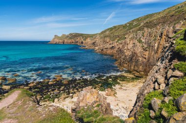 Nanjizal Beach, Cornwall, İngiltere 'deki Kelt Deniz Kıyısı ve uçurumlar