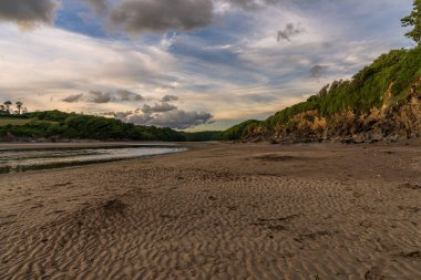 Wonwell Sahili ve Erme Nehri 'nde Mothecombe, Devon, İngiltere, İngiltere yakınlarındaki gelgit.