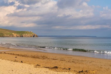 Praa Sands Beach, Cornwall, İngiltere 'de bulutlu bir akşam.