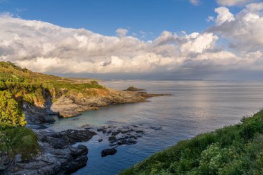 Cudden Point yakınlarındaki kayalıklar ve kıyılar Cornwall, İngiltere, İngiltere