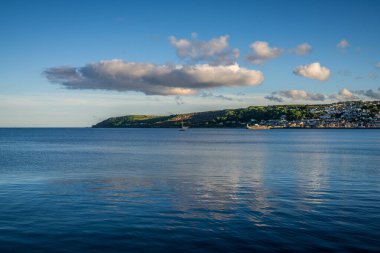 Celtic Sea Coast ve Newlyn, Cornwall, İngiltere yakınlarındaki uçurumlar.