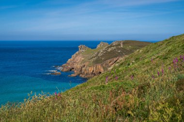 İngiltere, Cornwall 'daki Nanjizal Sahili yakınlarındaki Kelt Deniz Kıyısı ve uçurumlar
