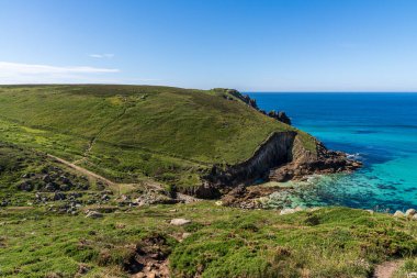 İngiltere, Cornwall 'daki Nanjizal Sahili yakınlarındaki Kelt Deniz Kıyısı ve uçurumlar