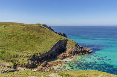 Nanjizal Beach, Cornwall, İngiltere 'deki Kelt Deniz Kıyısı ve uçurumlar
