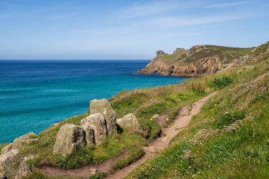 Nanjizal Beach, Cornwall, İngiltere 'deki Kelt Deniz Kıyısı ve uçurumlar