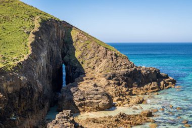 Nanjizal Beach, Cornwall, İngiltere 'deki Kelt Deniz Kıyısı ve uçurumlar