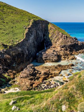 Nanjizal Beach, Cornwall, İngiltere 'deki Kelt Deniz Kıyısı ve uçurumlar