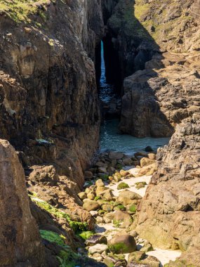 Nanjizal Beach, Cornwall, İngiltere 'deki Kelt Deniz Kıyısı ve uçurumlar