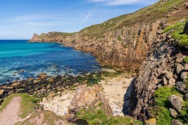 Nanjizal Beach, Cornwall, İngiltere 'deki Kelt Deniz Kıyısı ve uçurumlar