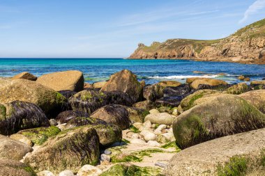 Nanjizal Beach, Cornwall, İngiltere 'deki Kelt Deniz Kıyısı ve uçurumlar