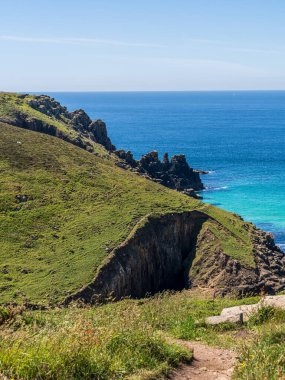 İngiltere, Cornwall 'daki Nanjizal Sahili yakınlarındaki Kelt Deniz Kıyısı ve uçurumlar