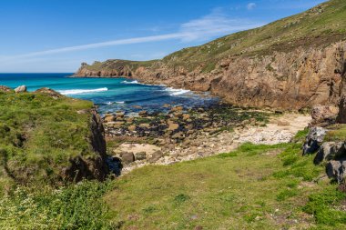 Nanjizal Beach, Cornwall, İngiltere 'deki Kelt Deniz Kıyısı ve uçurumlar
