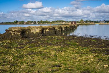 Hayling Adası 'ndan Langstone' a, Hampshire, İngiltere - Köprü Gölü ve eski Demiryolu Köprüsü üzerinden