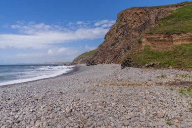 Millook Haven, Cornwall, İngiltere 'deki kayalıklar ve plaj.