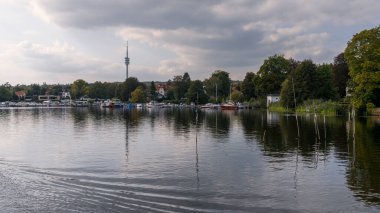 Berlin-Wannsee, Almanya - 07 Eylül 2021: Pohlesee yakınlarındaki evler