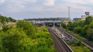 Berlin-Schoeneberg, Almanya - 06 Eylül 2021: Arka planda Suedkreuz istasyonu bulunan şehir demiryolu manzarası