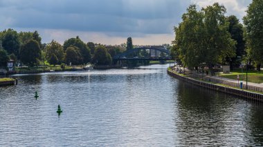 Berlin-Spandau, Almanya - 11 Eylül 2021: Arka planda Charlottenbruecke ile Havel Nehri üzerindeki Juliusturmbruecke manzarası