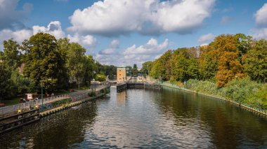Berlin-Spandau, Almanya - 11 Eylül 2021: Arka planda Spandau geçidi olan Havel Nehri üzerindeki Juliusturmbruecke manzarası
