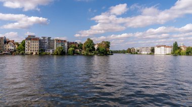 Berlin-Koepenick, Almanya - 14 Eylül 2021: Dahme Nehri ve nehir kenarındaki evler, arka planda Spree Nehri