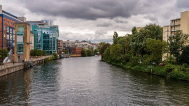 Berlin-Hansaviertel, Almanya - 16 Eylül 2021: Spree Nehri ve Spreebogen Nehri 'ndeki Lessingbruecke manzarası