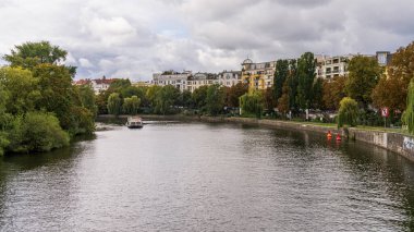 Berlin-Hansaviertel, Almanya - 16 Eylül 2021: Spree Nehri üzerinde bir yolcu gemisi
