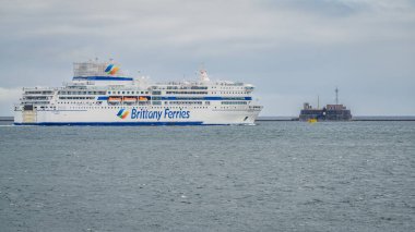 Plymouth, Devon, İngiltere - 25 Mayıs 2022: Brittany Ferries Pont-Aven Plymouth Limanı 'ndan ayrılıyor