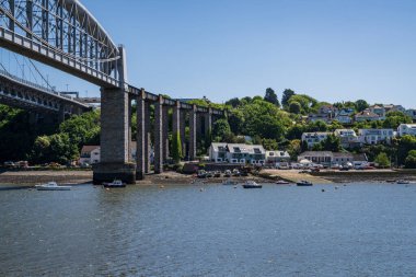 Saltash, Cornwall, İngiltere - 27 Mayıs 2022: Tamar Köprüsü ve Royal Albert Köprüsü