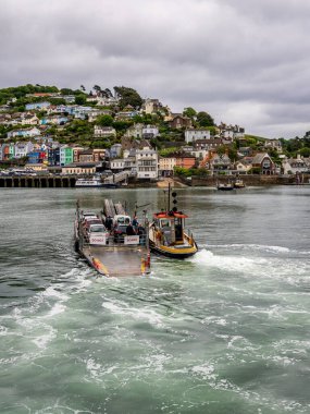 Dartmouth, Devon, İngiltere, İngiltere - 26 Mayıs 2022: The Lower Ferry, Kingswear 'e giderken Dart Nehri' ni geçer