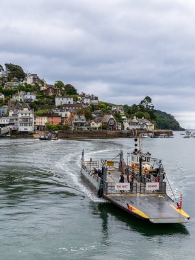 Dartmouth, Devon, İngiltere, İngiltere - 26 Mayıs 2022: Dartmouth ve Kingswear arasında Dart Nehri 'nden geçen iki feribot