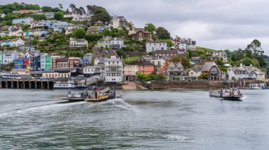 Dartmouth, Devon, İngiltere, İngiltere - 26 Mayıs 2022: Dartmouth ve Kingswear arasında Dart Nehri 'nden geçen iki feribot