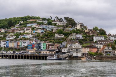 Dartmouth, Devon, İngiltere, İngiltere - 26 Mayıs 2022 Kingswear 'e doğru Dart Nehri' nin karşısına bakın