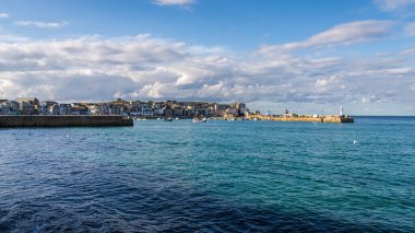St. Ives, Cornwall, İngiltere - 30 Mayıs 2022: Liman duvarı ve deniz fenerlerinin manzarası