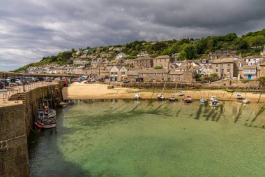 Mousehole, Cornwall, İngiltere - 01 Haziran 2022: Limandaki gelgit
