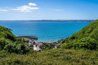 Polkerris, Cornwall, İngiltere, İngiltere - 28 Mayıs 2022: Kentin manzarası ve kayalıkların tepesinden liman